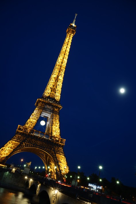 eiffel tower fool moon night shot