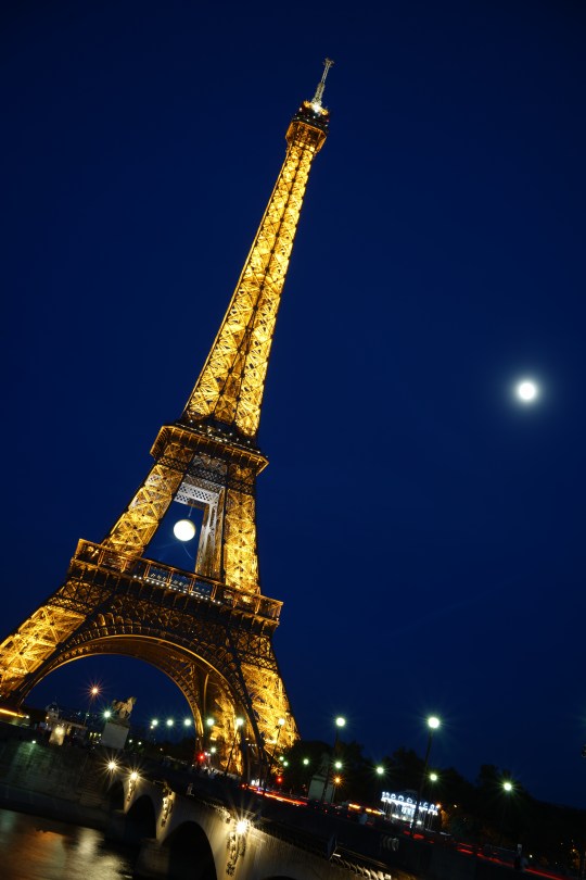 eiffel tower fool moon night shot