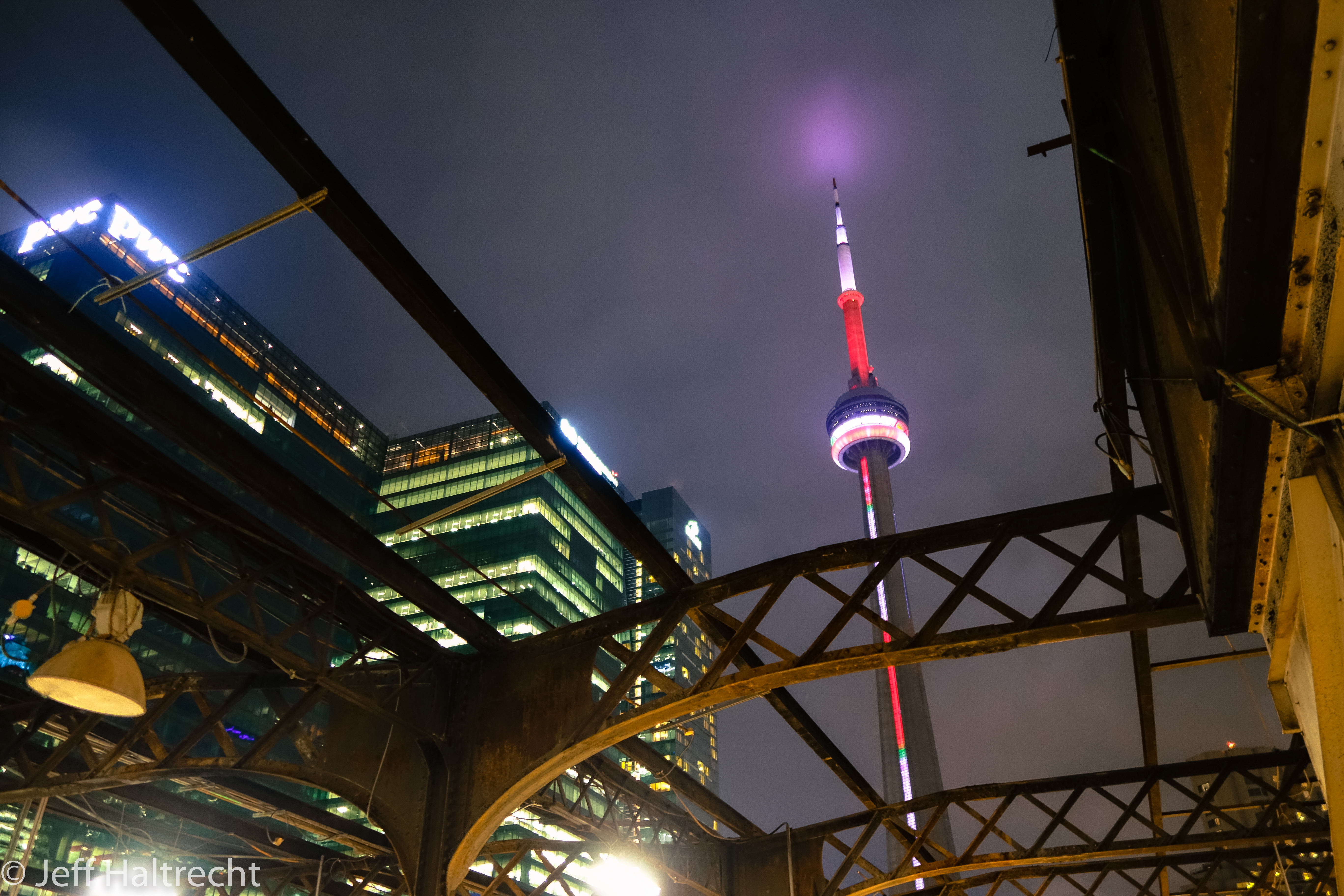 toronto cn tower from union station